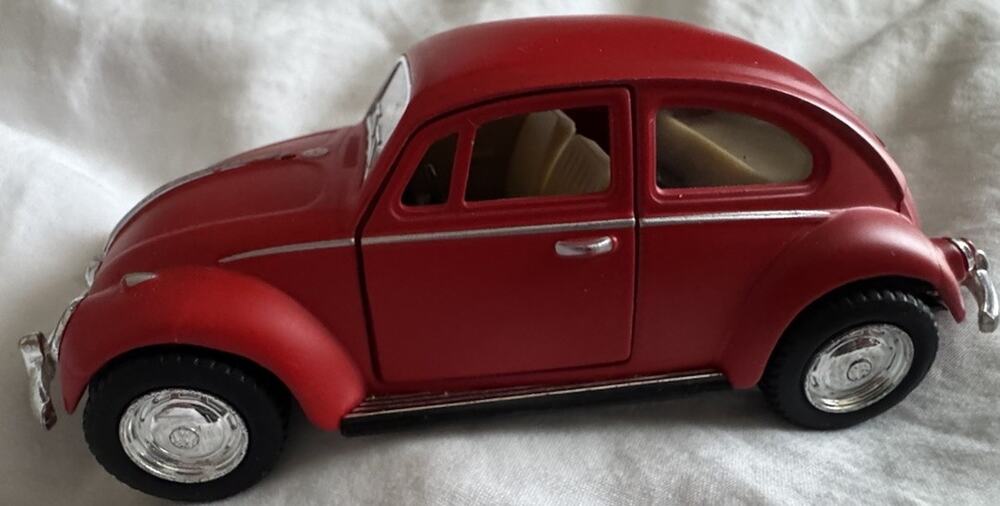 Kinsmart 1967 Volkswagen Classic Beetle 1:32 Diecast Model Car Red Pull Back Toy